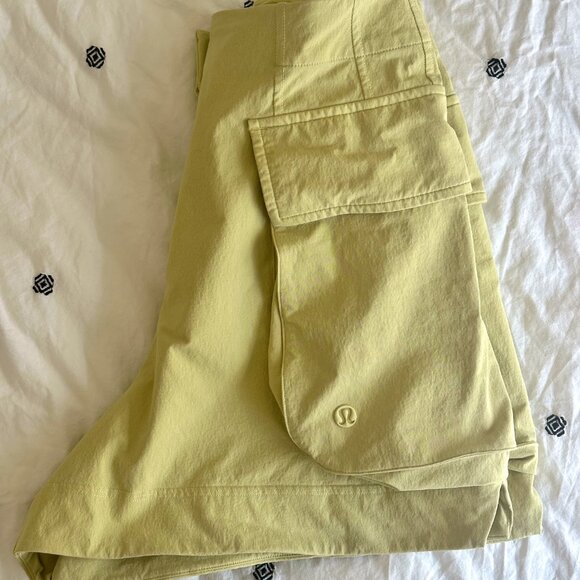 LULULEMON Relaxed-Fit Super-High-Rise Cargo Short ｜ Finch Yellow | Size 2 - Picture 7 of 7